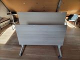 un bureau blanc avec un plateau en bois dans une pièce