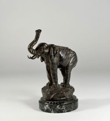 une statue représentant un éléphant debout au sommet d'un rocher