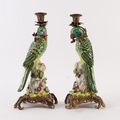 un couple de perroquets verts sur une branche ornée de fleurs et de feuilles