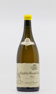 une bouteille de vin blanc posée sur une table blanche