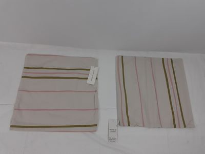 deux serviettes posées sur un lit, avec une étiquette de prix dessus