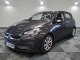 L'Opel grise est garée dans une pièce au sol en damier.