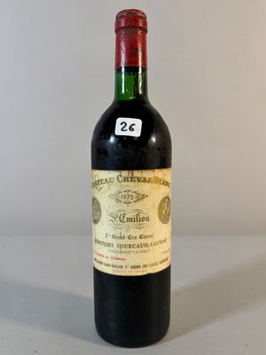 une bouteille de vin posée sur une table