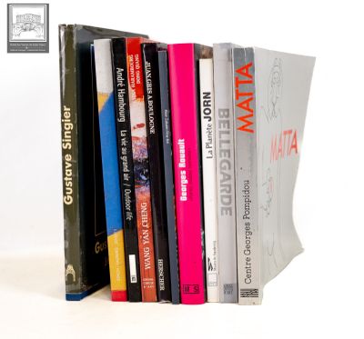 plusieurs livres sont empilés sur une surface blanche