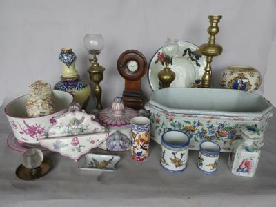 de nombreux types de vases et de bols sur la table