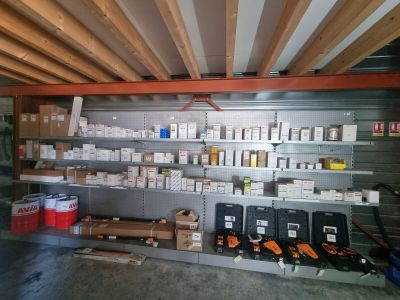un garage avec beaucoup d'objets sur les étagères