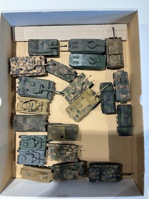 une boîte remplie de différents types de véhicules militaires miniatures
