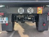 un camion noir avec une plaque d'immatriculation à l'arrière