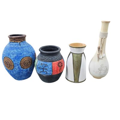 trois vases posés l'un à côté de l'autre sur une surface blanche