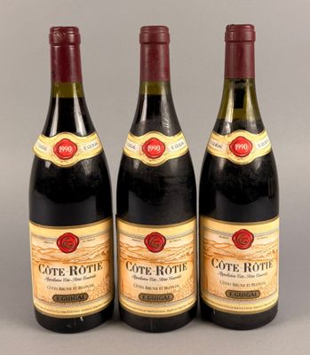 trois bouteilles de vin posées l'une à côté de l'autre sur une table
