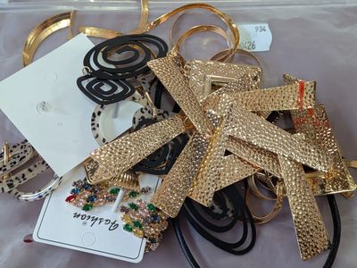 plein d'élastiques à cheveux et de bracelets posés sur une table