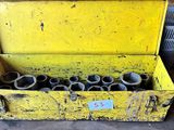 une caisse à outils jaune contenant tout un tas de tuyaux