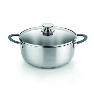 casserole en acier inoxydable avec couvercle en verre, sur fond blanc
