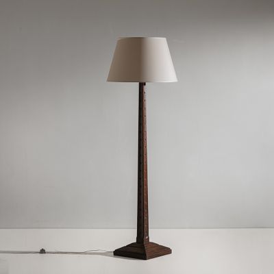 l'image d'une lampe posée sur une table