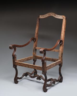 Châssis de fauteuil en noyer mouluré et sculpté à haut dossi… - Photo 1