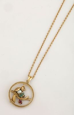 un collier en or surmonté d'un oiseau