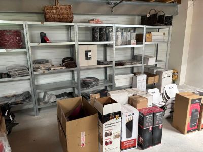 une pièce avec beaucoup de cartons et des cartons sur le sol