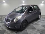 une photo d'une Toyota Yaris grise garée dans un garage