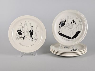 deux assiettes blanches ornées de dessins noirs représentant un homme et une femme assis sur un canapé