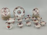 un groupe de plats, de tasses et de soucoupes en porcelaine