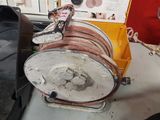 une machine posée sur une table dans une pièce