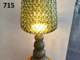 une lampe posée sur une table