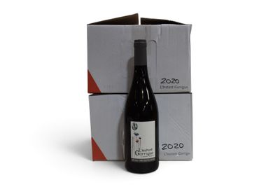 une bouteille de vin à côté d'un carton de vin