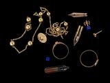 Plusieurs types de bijoux sont présentés sur un fond noir