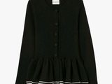 un cardigan noir avec un volant au bas