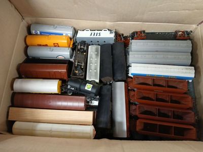 une boîte contenant un assortiment de composants électroniques