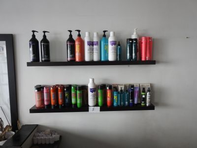 de nombreux types de produits capillaires exposés dans les rayons