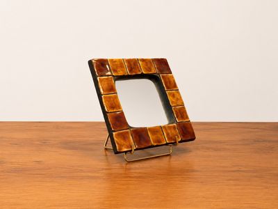 une photo représentant un cadre posé sur une table