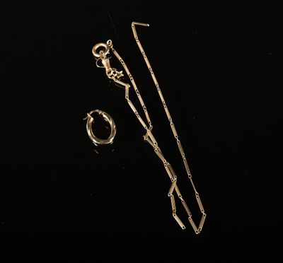 un ensemble composé d'un collier et de boucles d'oreilles en or, orné d'une paire de ciseaux