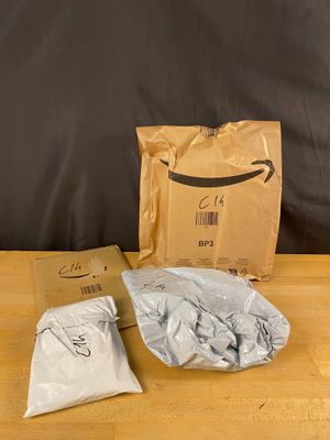 deux sacs de nourriture posés sur une table à côté d'un sac de nourriture
