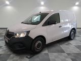 la camionnette blanche est garée sur le sol en damier d'une pièce