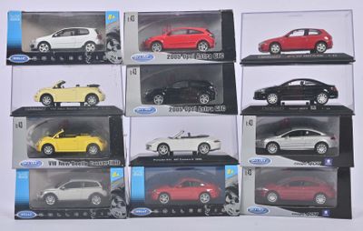 six modèles différents de voitures dans une vitrine