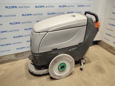 La machine à nettoyer les sols est propre et prête à l'emploi dans le garage.