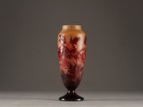 un vase en verre avec un motif rouge et jaune