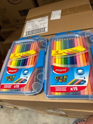 deux boîtes de crayons de couleur posées sur une table