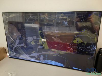 une photo d'un écran de télévision dont la vitre est cassée