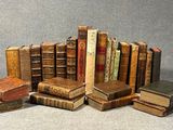 plusieurs vieux livres sont empilés sur une table