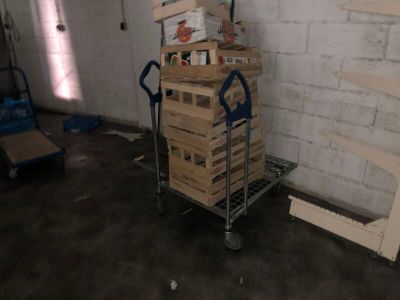 un chariot rempli de caisses en bois dans une pièce