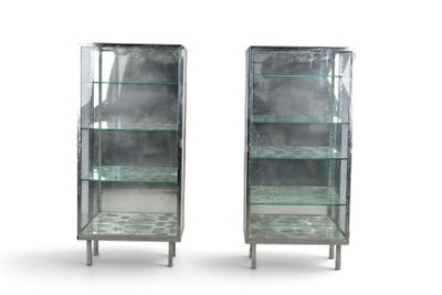 paire de vitrines en verre avec pieds en métal et étagères en verre
