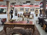 une grande pièce contenant beaucoup de meubles