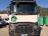 un camion blanc garé dans un parking