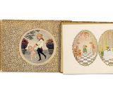 trois livres sur lesquels figurent des photos de personnes