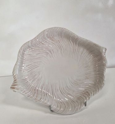 une plaque de verre posée sur une table