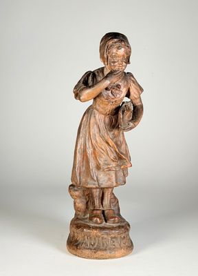 statue en bois représentant une femme tenant un panier de fleurs