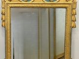 un miroir posé sur le sol devant un mur