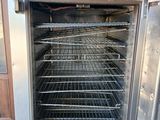 un grand four contenant de nombreuses grilles remplies d'aliments